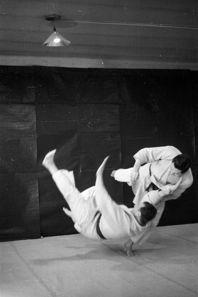 Moshe Feldenkrais pratiquant le judo.  Un rappel que la pratique douce et subtile de la méthode Feldenkrais a des racines et des applications dans le mouvement dynamique.
